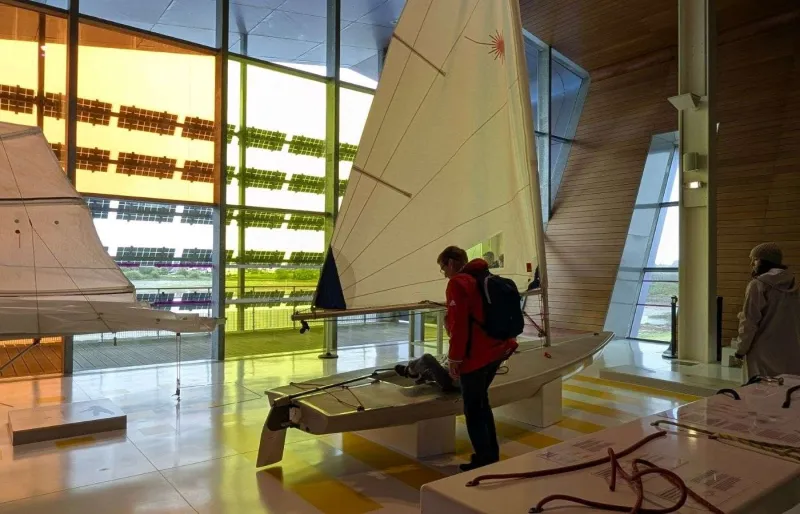 Voilier exposé à la Cité de la Voile Éric Tabarly à Lorient La Base, haut lieu de la course au large en Bretagne