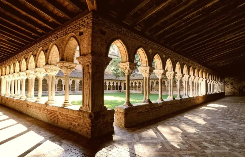 Cloître de l’abbaye Saint-Pierre de Moissac en Occitanie, chef-d’œuvre de l’art roman médiéval