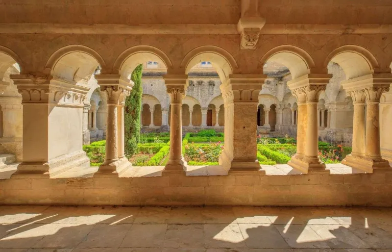 Cloître de l’abbaye de Sénanque près de Gordes en Provence, remarquable exemple d’architecture cistercienne du XIIe siècle