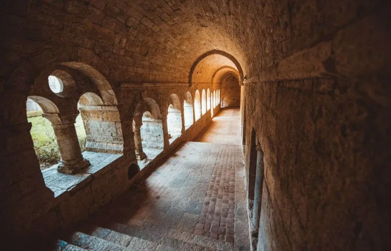 Galerie du cloître de l’abbaye du Thoronet dans le Var, chef-d’œuvre de l’architecture cistercienne en Provence