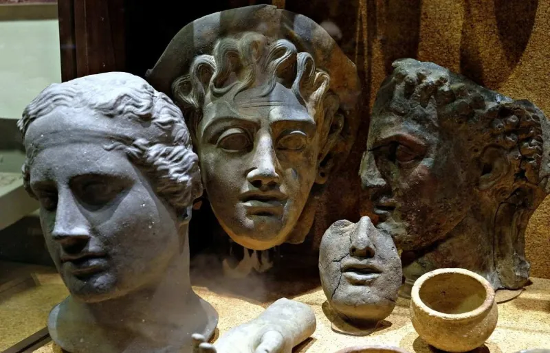 êtes sculptées antiques exposées au Museo Archeologico Nazionale de Cagliari