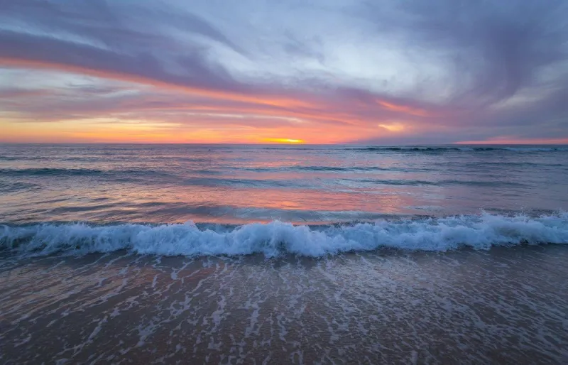 Coucher de soleil sur l'océan Atlantique au large de la plage du Cap de l'Homy