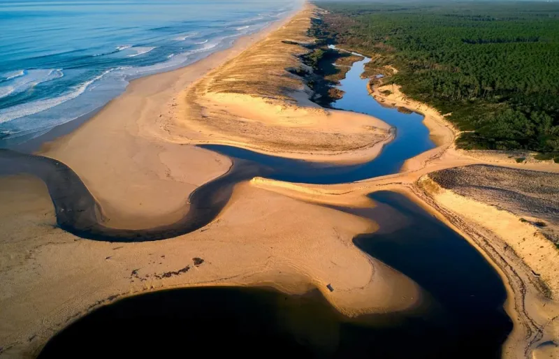 Embouchure du courant d'Huchet à la plage de Moliets-et-Maa vue du ciel