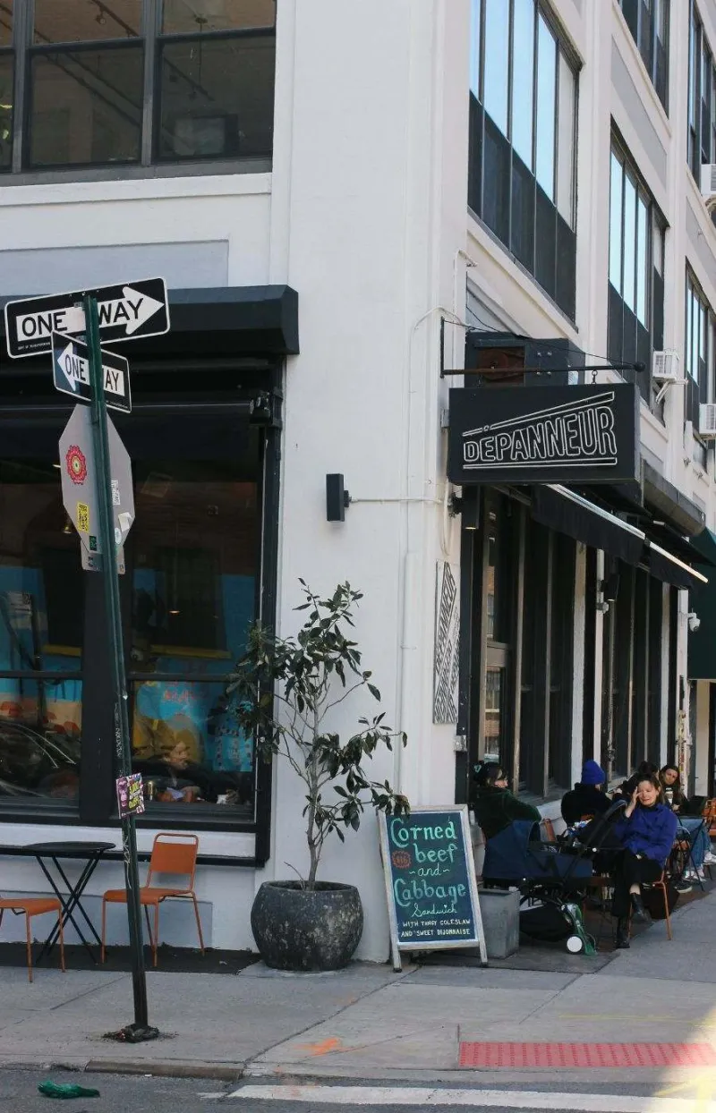 açade du restaurant et épicerie Dépanneur dans le quartier de Williamsburg à Brooklyn