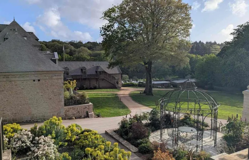Jardins et bâtiments du Domaine de Locguénolé près de Lorient dans le Morbihan