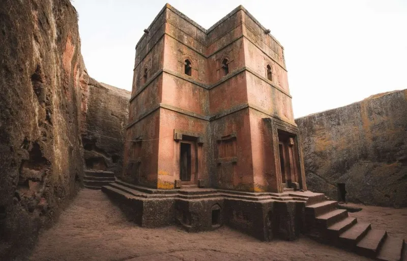Église Saint-Georges de Lalibela creusée dans la roche en Éthiopie, chef-d’œuvre de l’architecture rupestre médiévale