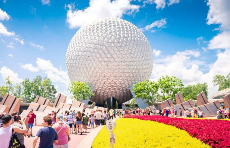 La sphère Spaceship Earth à l'entrée d'EPCOT, le parc futuriste de Walt Disney World à Orlando.