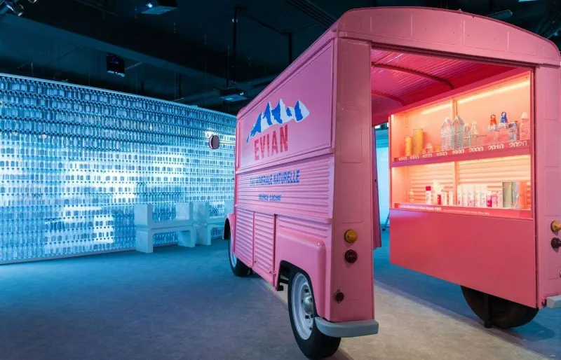 Espace de visite Evian Expérience à Évian-les-Bains présentant l'histoire de l'eau evian® et de son embouteillage