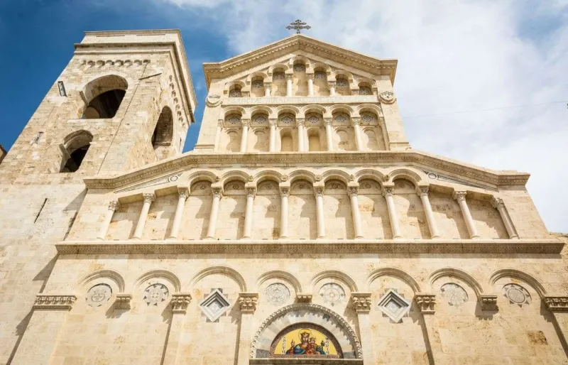 La façade romano-pisane de la cathédrale de Cagliari en Sardaigne.