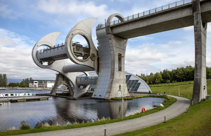 Falkirk Wheel en Écosse, unique ascenseur à bateaux rotatif au monde reliant deux canaux écossais