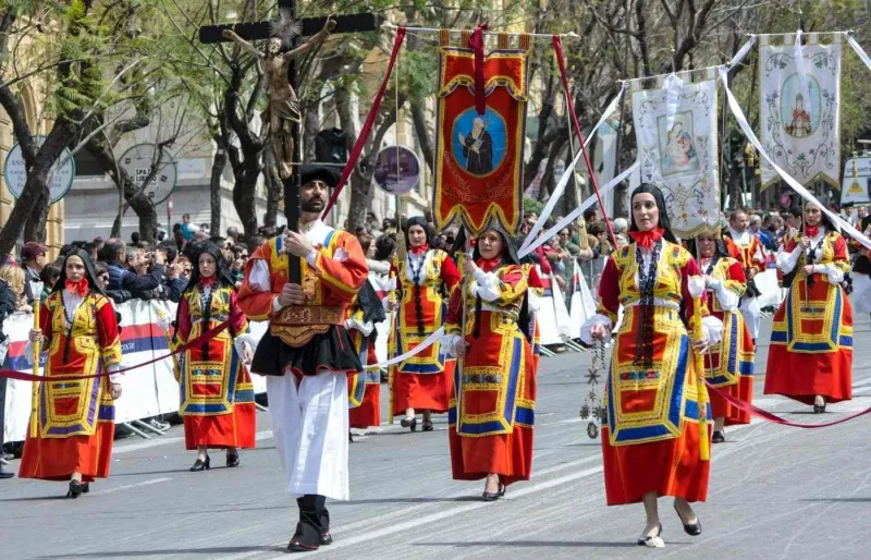 Participants en costumes traditionnels sardes lors de la procession de la Festa di Sant’Efisio à Cagliari