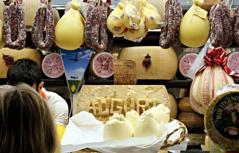 Fromages sardes et charcuteries exposés sur un étal du marché San Benedetto à Cagliari