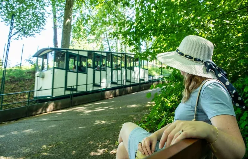 Le funiculaire historique d'Évian-les-Bains reliant le centre-ville au quartier des grands hôtels