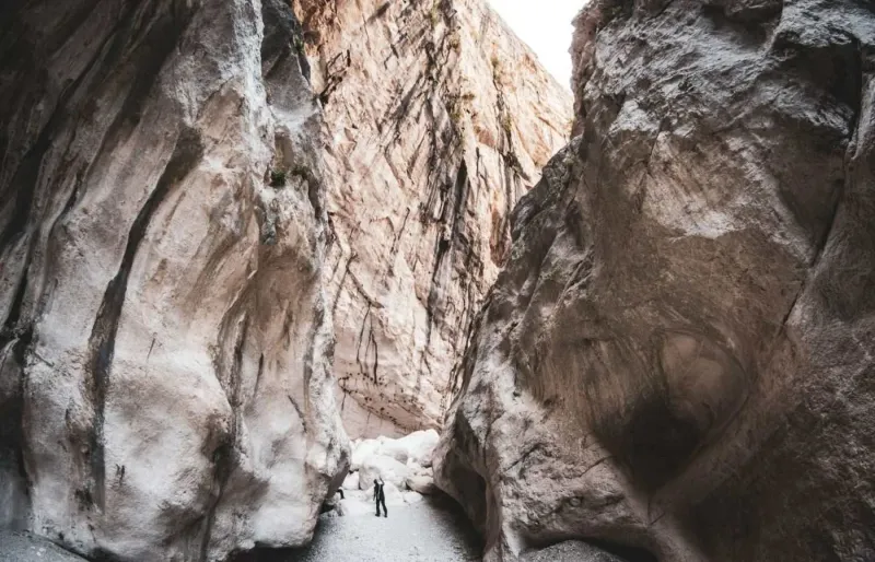Randonneurs dans les gorges de Gorropu, le plus grand canyon de Sardaigne aux impressionnantes falaises calcaires.