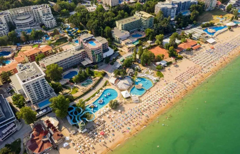 Vue aérienne de Golden Sands en Bulgarie avec sa plage, ses hôtels et ses infrastructures touristiques sur la mer Noire