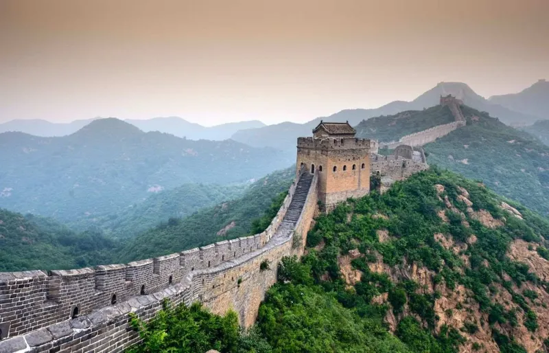 Grande Muraille de Chine serpentant à travers les montagnes, plus grand ouvrage défensif et monument historique de Chine