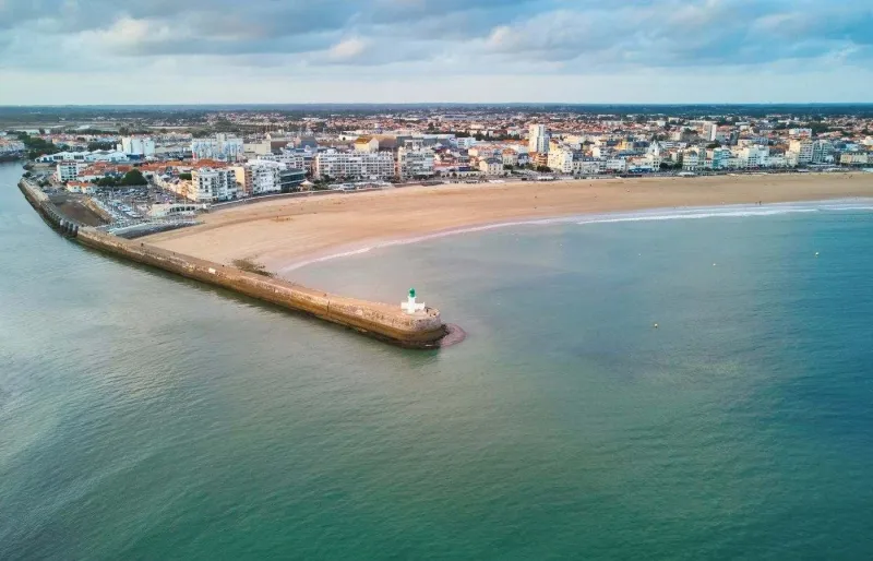 Vue aérienne de la Grande Plage des Sables-d’Olonne en Vendée et de sa baie bordée par le remblai