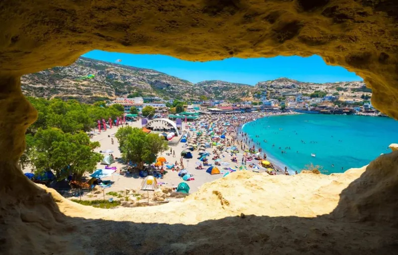 Vue sur la plage de Matala depuis une grotte creusée dans les falaises