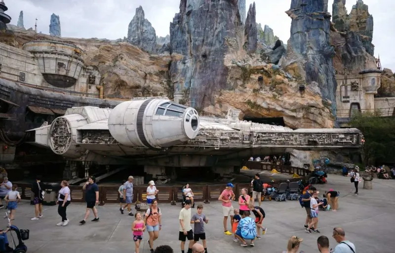Le Millennium Falcon devant l'attraction Star Wars: Galaxy's Edge à Disney's Hollywood Studios.