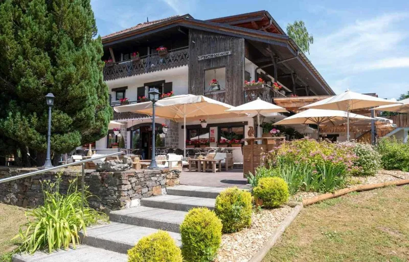 L'hôtel Le Cro-Bidou près d'Évian-les-Bains, avec sa terrasse fleurie face au lac de la Beunaz