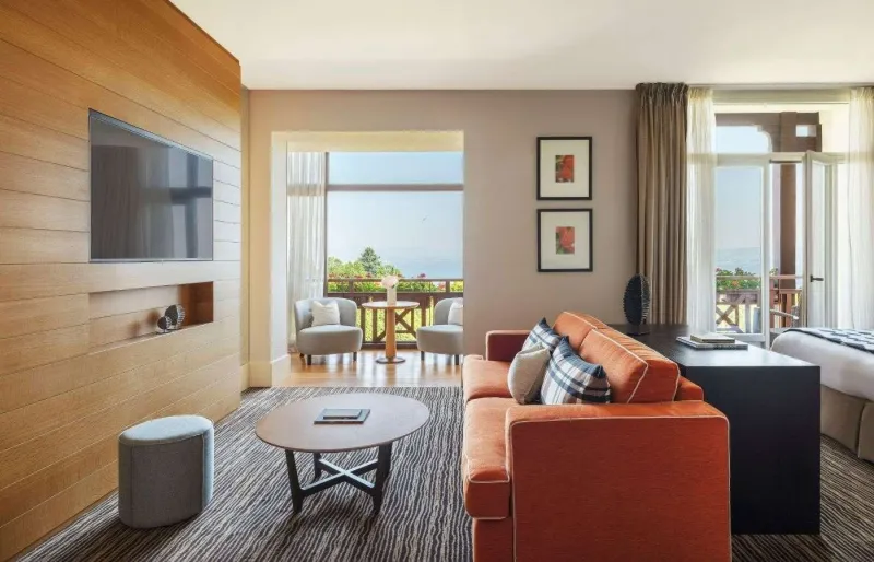Chambre élégante de l'Hôtel Ermitage à Évian-les-Bains avec vue sur le lac Léman