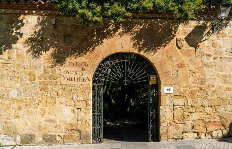 Entrée du Huerto de Calixto y Melibea dans le centre historique de Salamanque en Espagne