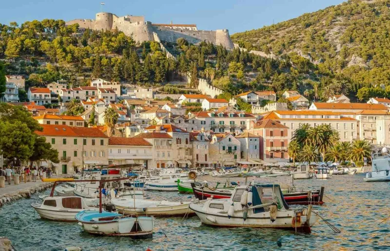 Le port de Hvar et la forteresse Fortica dominant la ville sur l'île de Hvar en Croatie