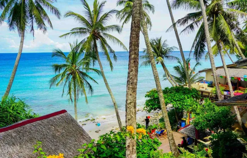 Iboih Beach à Pulau Weh, une plage tropicale bordée de cocotiers au large de Sumatra