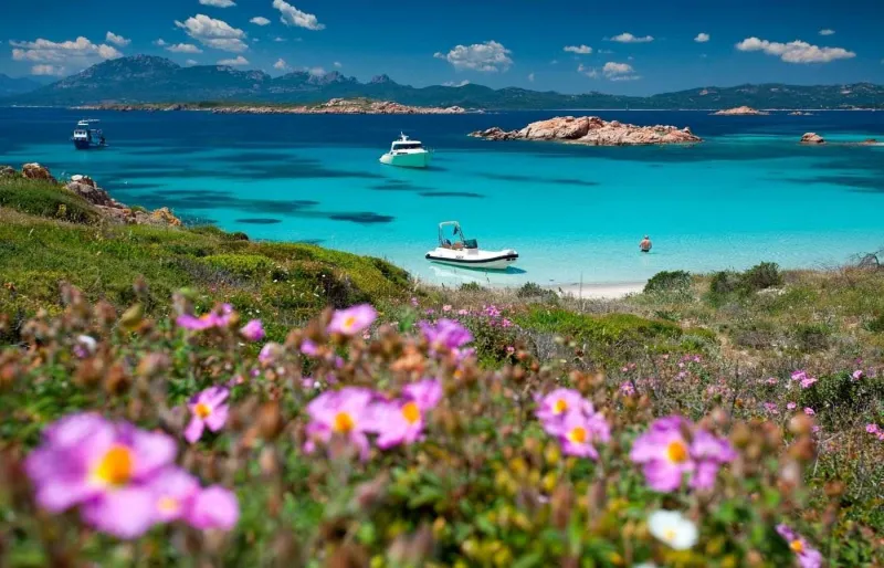Vue sur l'île de Mortorio, dans le parc national de l'archipel de La Maddalena, au nord-est de la Sardaigne.