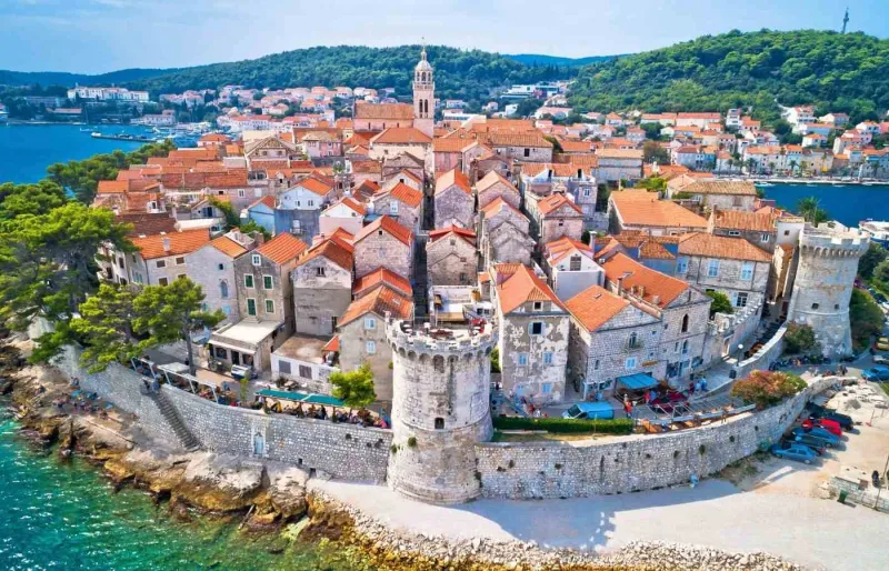 Vue aérienne de la vieille ville fortifiée de Korčula en Croatie, entourée par la mer Adriatique
