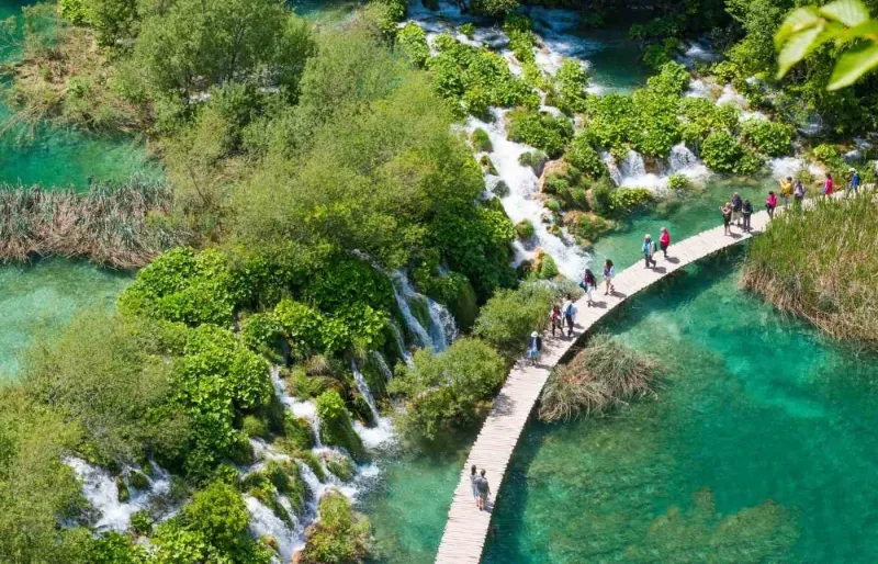 Passerelle en bois traversant les lacs et cascades du parc national des lacs de Plitvice en Croatie