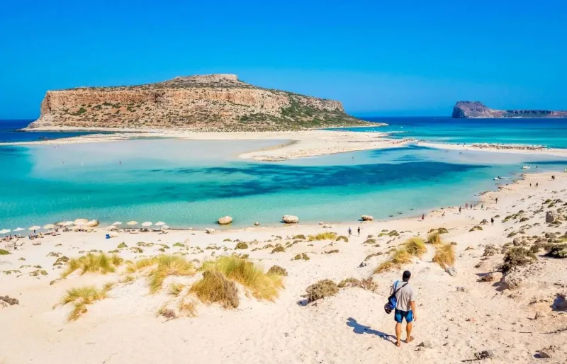 Lagon de Balos en Crète avec ses eaux turquoise, ses bancs de sable blanc et l'île de Gramvousa en arrière-plan