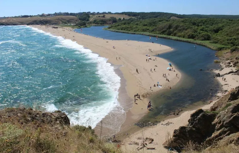 Vue panoramique de la plage de Lipite près de Sinemorets sur la côte de la mer Noire en Bulgarie