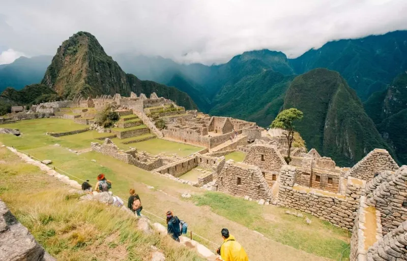 Vue panoramique du Machu Picchu au Pérou avec les terrasses incas et les montagnes des Andes en arrière-plan