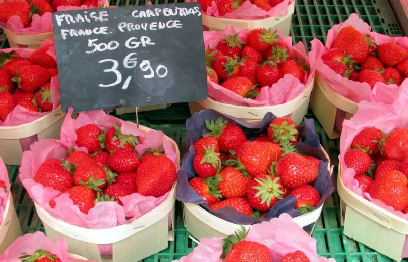 Fraises de Carpentras vendues sur un étal du marché de Carpentras, l'un des plus célèbres marchés de Provence