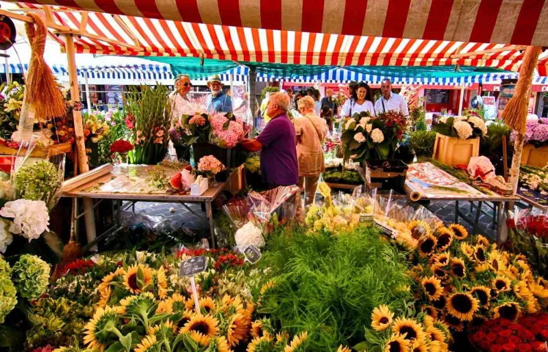 Étals de fleurs au marché du Cours Saleya, dans le Vieux-Nice