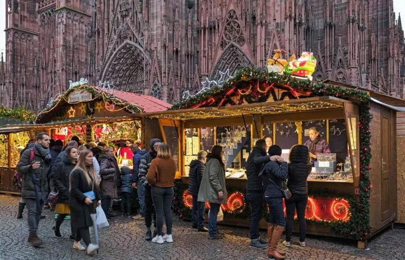 Chalets du marché de Noël de Strasbourg devant la cathédrale Notre-Dame