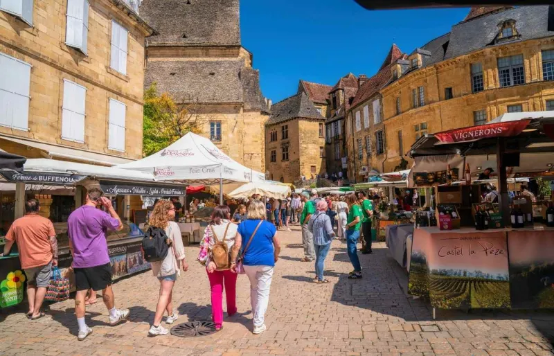 Le marché de Sarlat au cœur de la cité médiévale du Périgord Noir