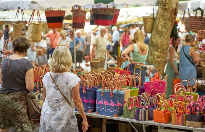 Étals d'artisanat sur le marché d'Uzès, place aux Herbes dans le Gard