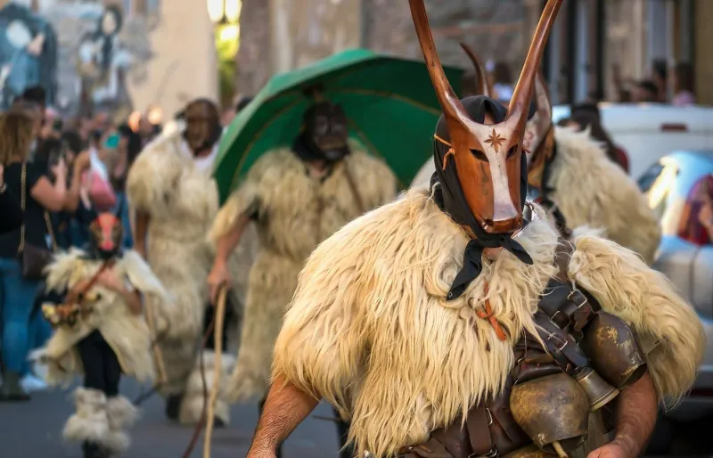 Masques traditionnels du carnaval d'Ottana lors d'Autunno in Barbagia, au cœur de la Barbagia en Sardaigne.