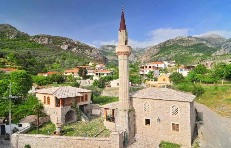 Mosquée Omerbaša à Stari Bar au Monténégro entourée de montagnes