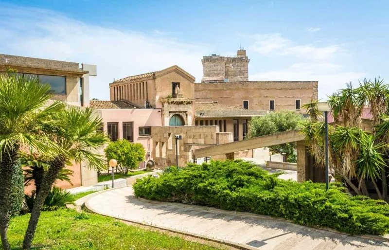 Jardin intérieur du Musée archéologique national de Cagliari, dans le quartier historique du Castello en Sardaigne.