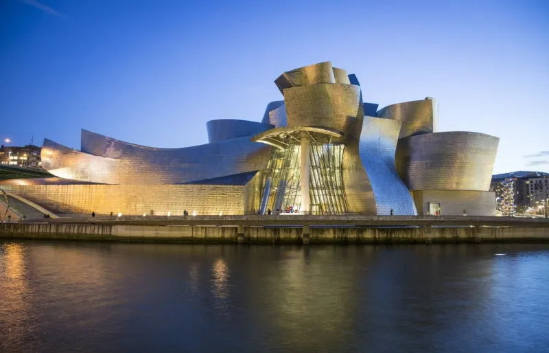 Musée Guggenheim de Bilbao illuminé de nuit, chef-d’œuvre de l’architecture contemporaine conçu par Frank Gehry