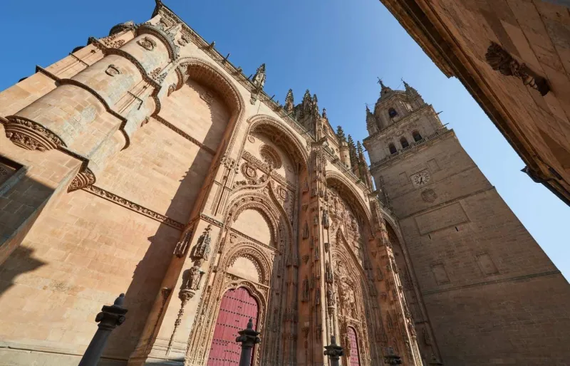 Façade de la Nouvelle Cathédrale de Salamanque en Espagne vue depuis une rue du centre historique