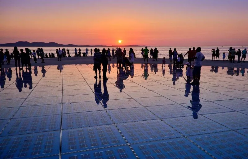 La Salutation au soleil au coucher du soleil sur le front de mer de Zadar en Croatie