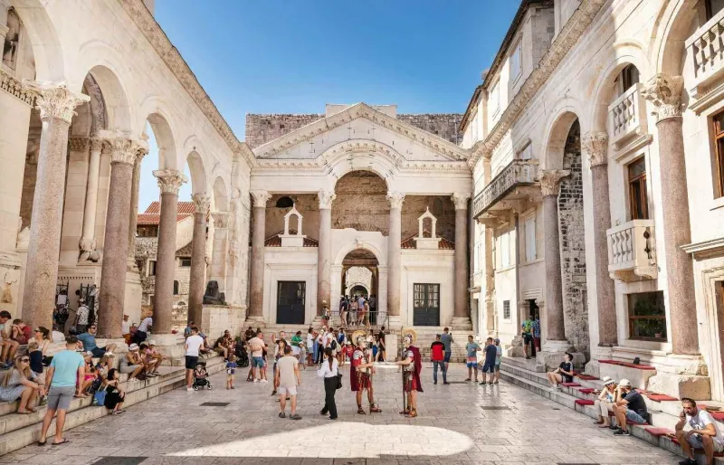 Place centrale du palais de Dioclétien à Split en Croatie, entourée de colonnes