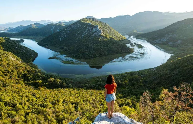 Une voyageuse regardant le le lac Skadar, le plus grand parc national du Monténégro