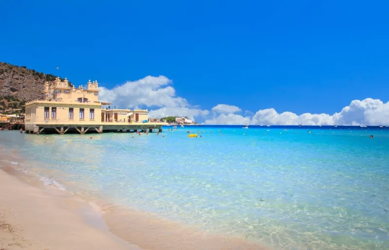 Pavillon Liberty de Mondello sur pilotis au bord de la plage et des eaux turquoise près de Palerme en Sicile