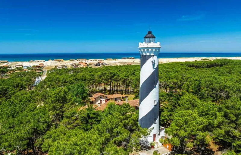 Vue aérienne du phare de Contis au-dessus de la forêt landaise et de la plage sauvage de Contis