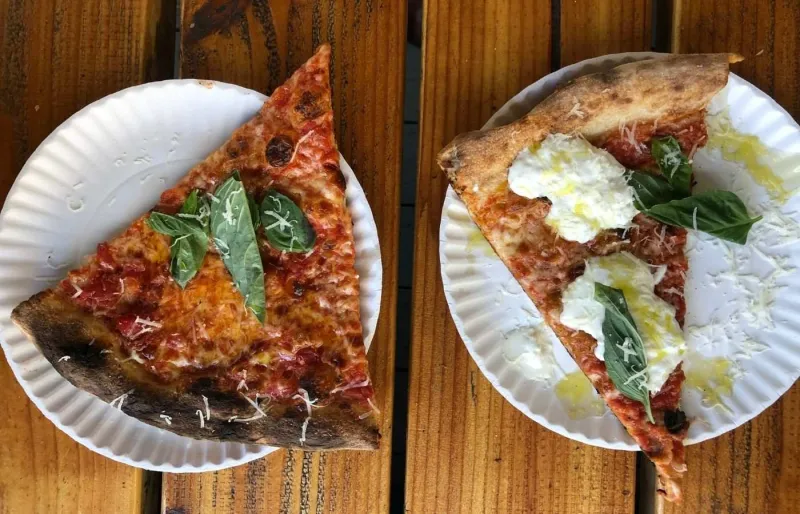 Parts de pizza chez L'Industrie, l'une des pizzerias les plus populaires de Williamsburg à Brooklyn